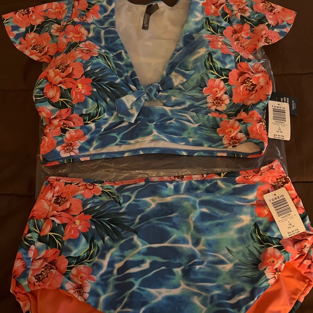 Torrid NWT 2 pcs. blue water floral bathing suit. - Picture 2 of 10